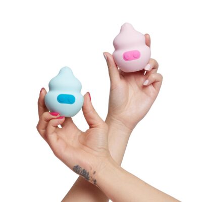 Unbound Squish kék és rózsaszín modell kezében